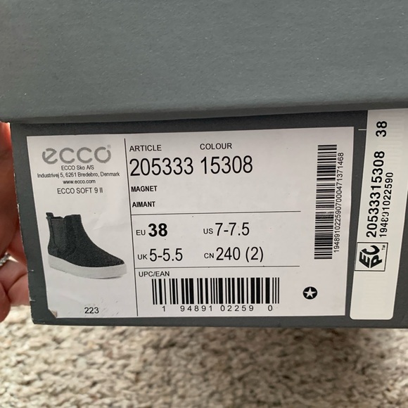 Brand New- Ecco size EU 38 (US7-7.57 charcoal suede bootie - Picture 8 of 9